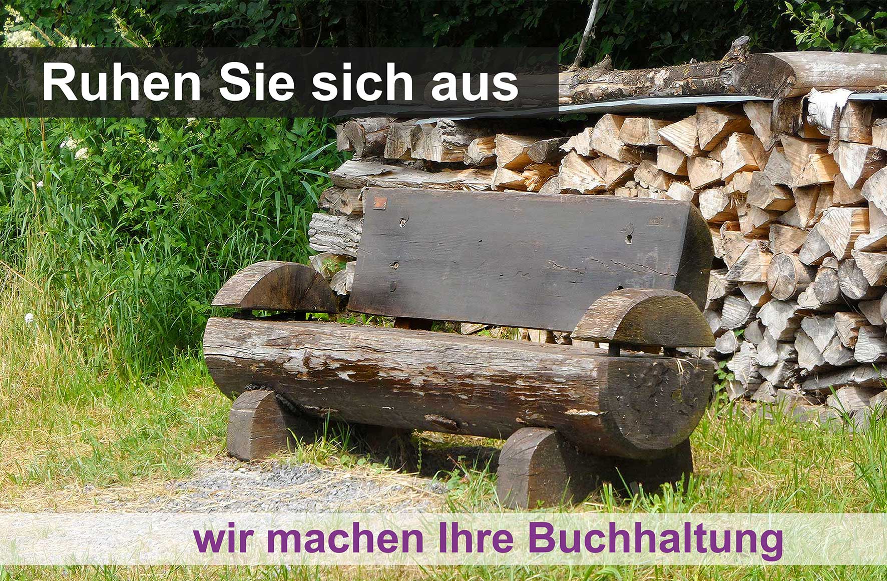 Rustikale Holzbank vor Holzstapel — Ruhen Sie sich aus, wir machen Ihre Buchhaltung